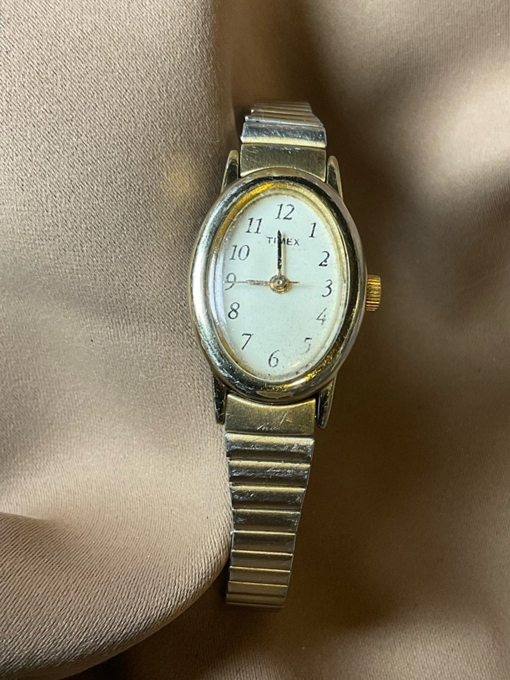 Timex Women’s Oval Watch Gold Tone Stretch Band Quartz Classic. Bend in band